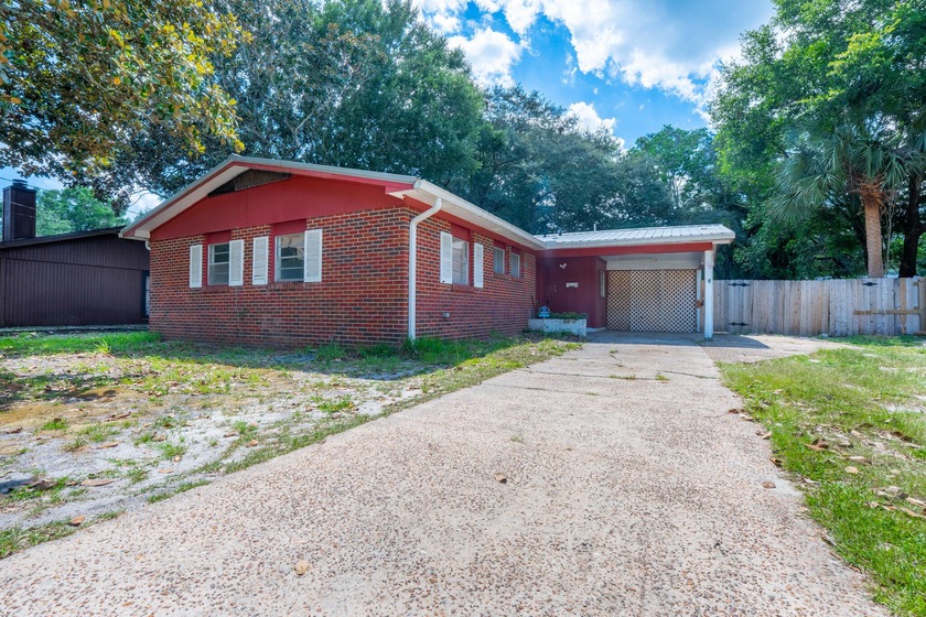 Lovely Ranch style home in the heart of FWB, conveniently - Beach Home for sale in Fort Walton Beach, Florida on Beachhouse.com