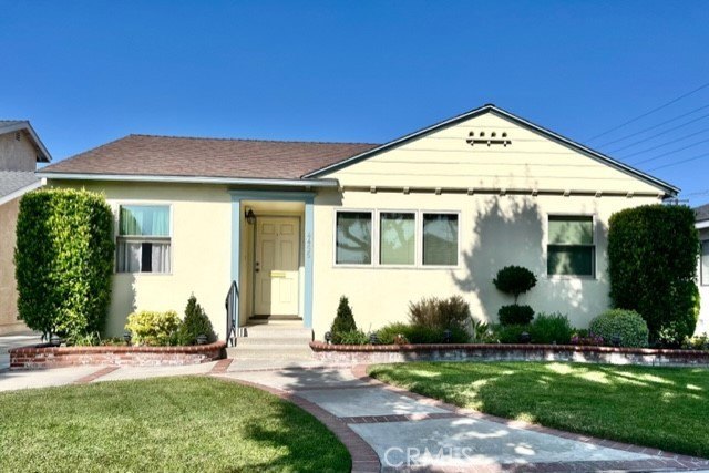 Opportunity knocks! This home has been well cared for for over - Beach Home for sale in Lakewood, California on Beachhouse.com