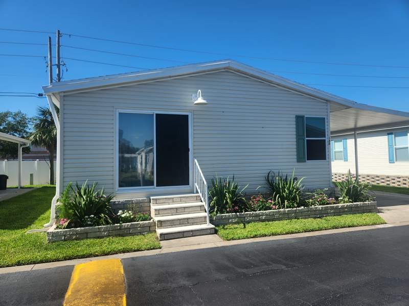 This gorgeous home is MOVE IN READY! Owners have completely - Beach Home for sale in St. Petersburg, Florida on Beachhouse.com