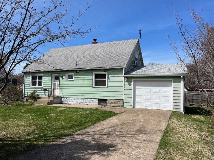 Discover the joy of living near Lake Erie with the Lawrence Park - Beach Home for sale in Erie, Pennsylvania on Beachhouse.com
