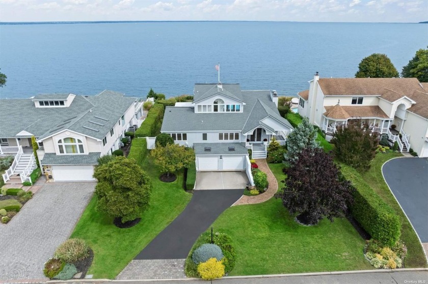 Waterfront luxury awaits at this stunning four-bedroom - Beach Home for sale in Bayville, New York on Beachhouse.com