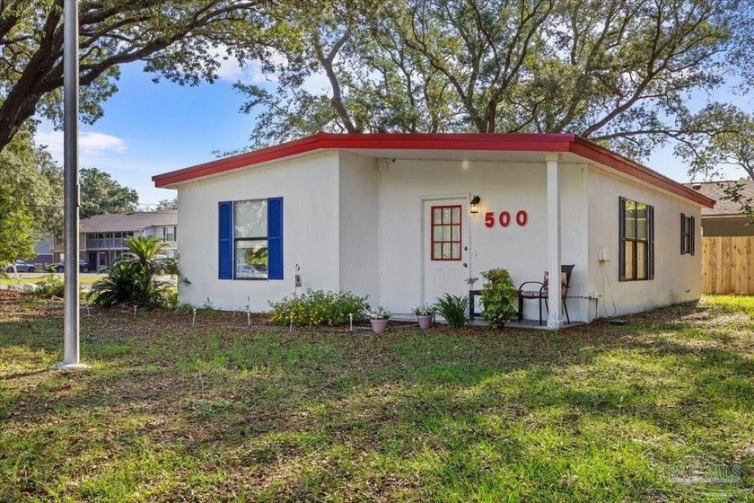 Charming and move in ready, this cozy 2 bedroom, 1 bathroom home - Beach Home for sale in Pensacola, Florida on Beachhouse.com