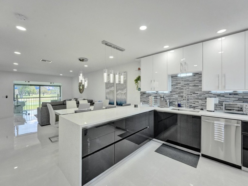 Beautifully remodeled Euro-style unit in Boca Lago! Gorgeous - Beach Condo for sale in Boca Raton, Florida on Beachhouse.com