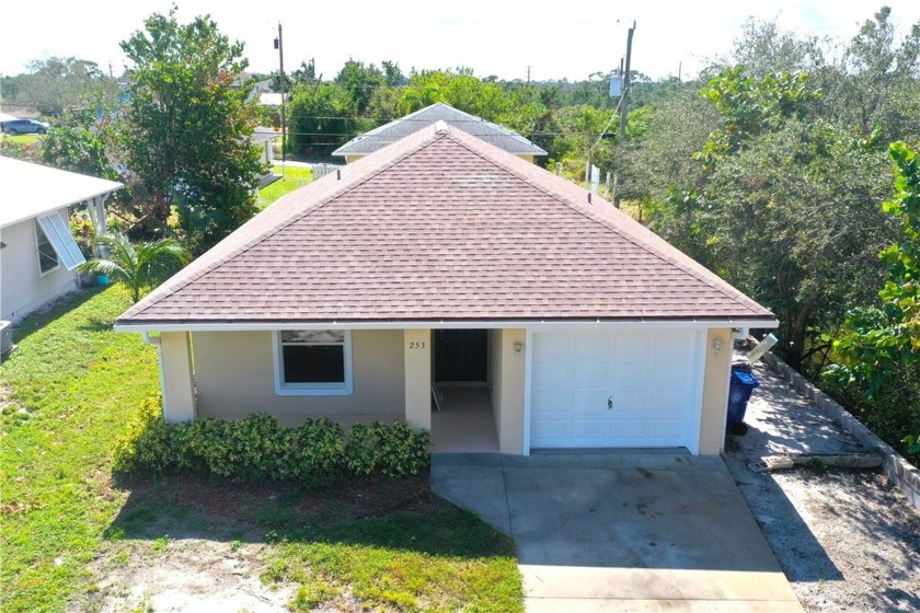 2005 built CBS 2/2/1 plus den home with a BRAND NEW ROOF at an - Beach Home for sale in Vero Beach, Florida on Beachhouse.com