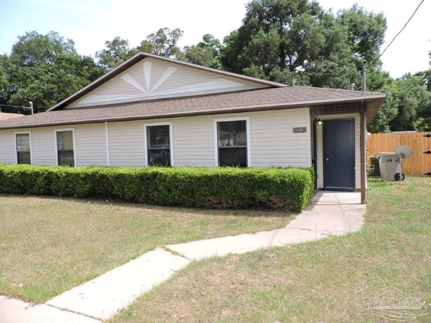 Welcome to 5525 Woodsman Ct in Pensacola, FL! This - Beach Home for sale in Pensacola, Florida on Beachhouse.com