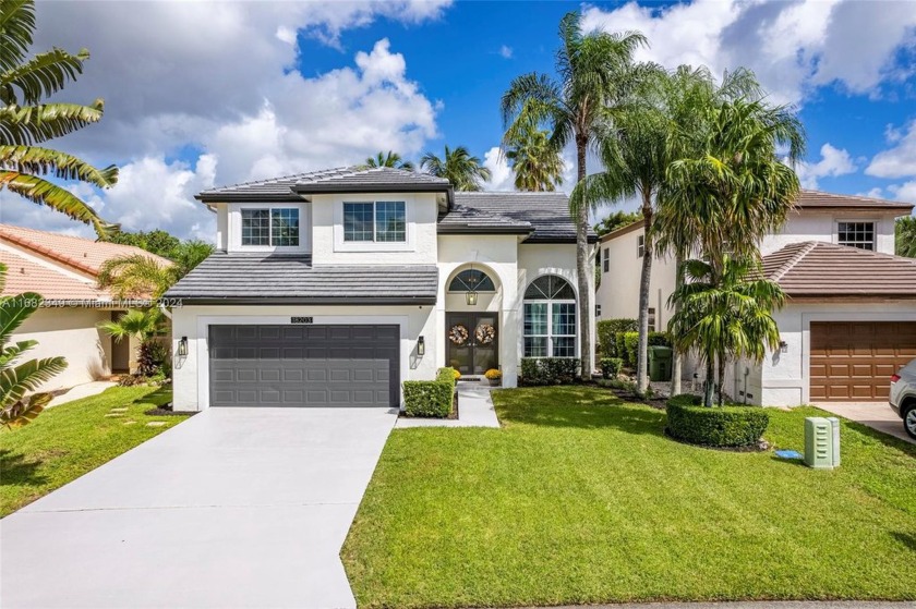 Well-maintained and ready to move-in 4/2.5 home overlooking a - Beach Home for sale in Pembroke Pines, Florida on Beachhouse.com