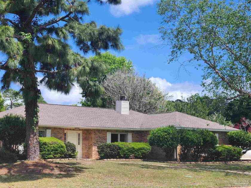 Spacious 4 bedroom 2 bath brick home in desirable neighborhood - Beach Home for sale in Pensacola, Florida on Beachhouse.com