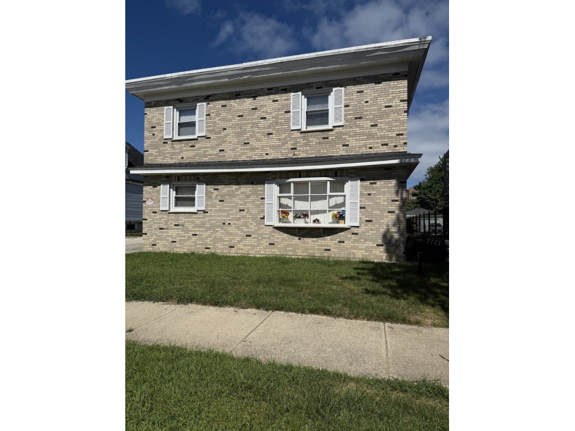 Spacious 2-bedroom, 2-bath home in Chicago's South Shore - Beach Home for sale in Chicago, Illinois on Beachhouse.com