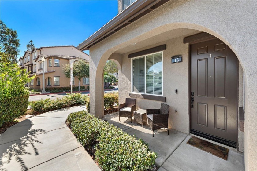 Prime corner location in desirable Tesoro Trails! This end unit - Beach Condo for sale in Rancho Santa Margarita, California on Beachhouse.com