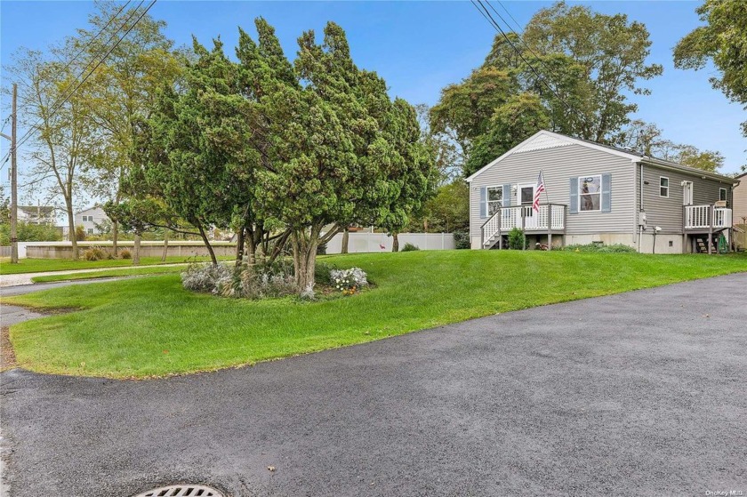 Charming 3-bedroom, 1.5-bath ranch home with beautiful curb - Beach Home for sale in Mastic Beach, New York on Beachhouse.com