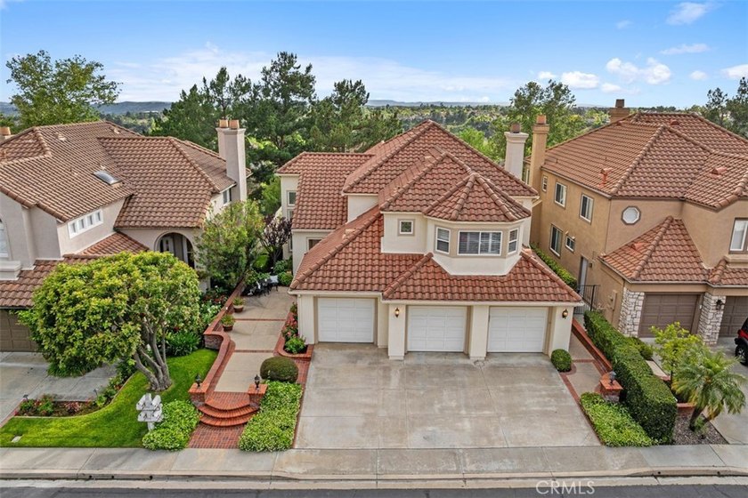 Welcome to 19 Glen Echo, a 4-Bedroom, 3-Bathroom residence with - Beach Home for sale in Rancho Santa Margarita, California on Beachhouse.com