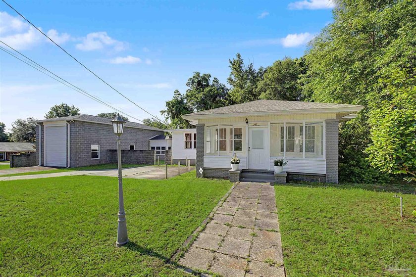 Delightful East Hill Cottage. A light and bright enclosed front - Beach Home for sale in Pensacola, Florida on Beachhouse.com