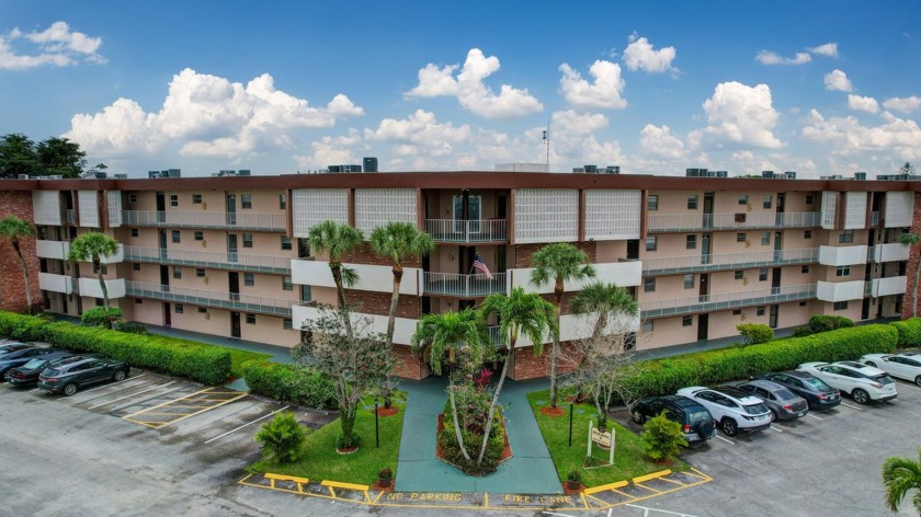 SELLER WANTS TO SELL! PRICE SLASHED! Enjoy Florida sunshine year - Beach Condo for sale in Lauderdale Lakes, Florida on Beachhouse.com