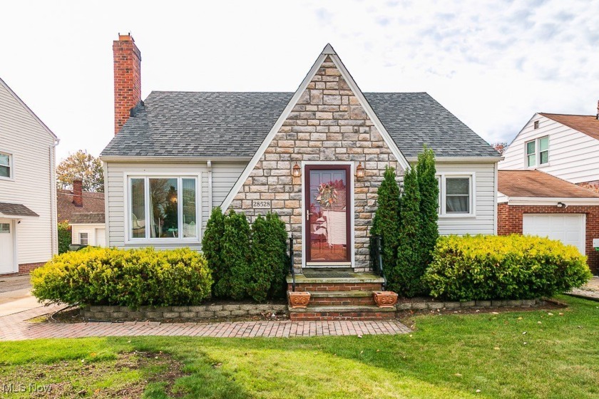 Welcome to this charming very well-maintained bungalow with - Beach Home for sale in Willowick, Ohio on Beachhouse.com