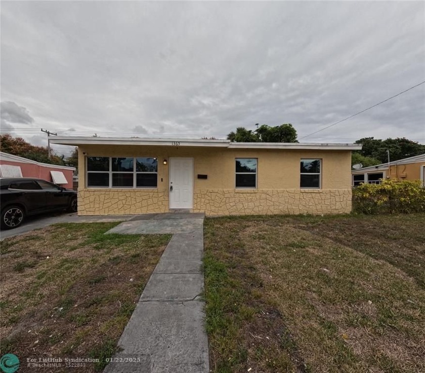 Single Family Home, Central Air conditioner, ready to move in - Beach Home for sale in West Palm Beach, Florida on Beachhouse.com