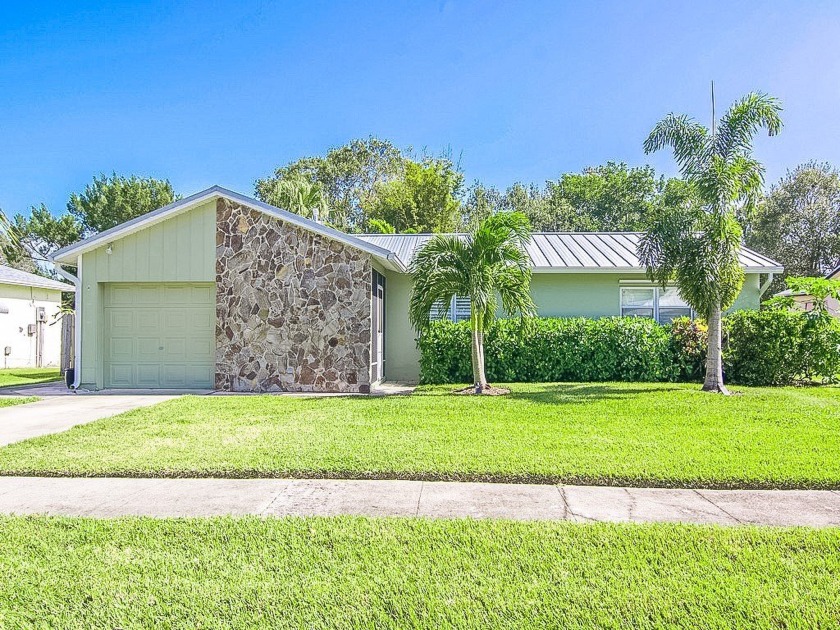 Move-in ready CBS home in Laurelwood, a peaceful neighborhood - Beach Home for sale in Vero Beach, Florida on Beachhouse.com