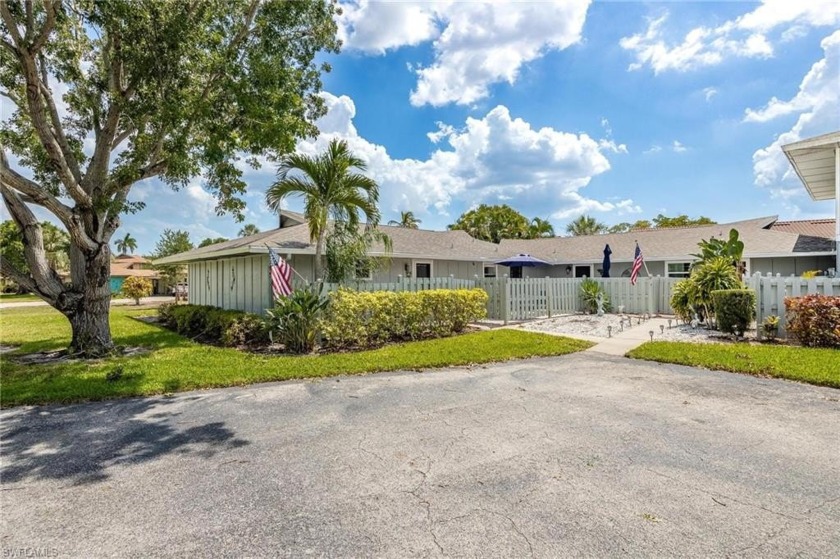 Very bright and cozy, 2-bedroom, 2-bath, single story townhouse - Beach Townhome/Townhouse for sale in Fort Myers, Florida on Beachhouse.com