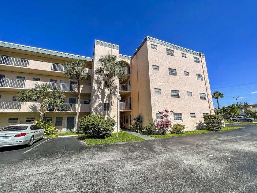 Spacious 2BD/2BA condo in the 55+ Oakland Estates community! - Beach Condo for sale in Lauderdale Lakes, Florida on Beachhouse.com