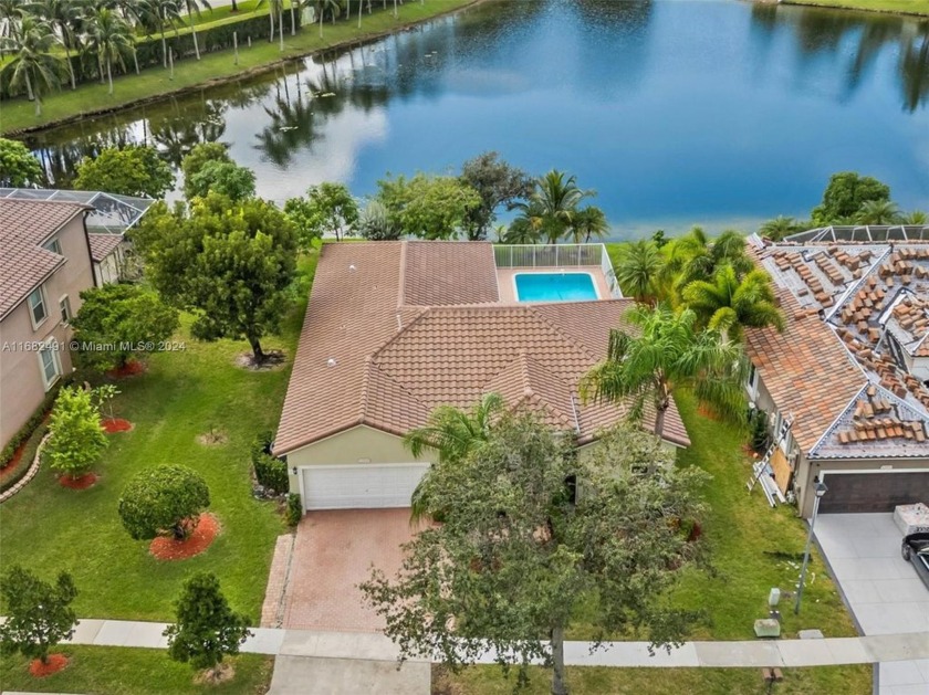 SOUGHT AFTER HAMPTON MODEL IN LUXURIOUS PEMBROKE FALLS! ** - Beach Home for sale in Pembroke Pines, Florida on Beachhouse.com