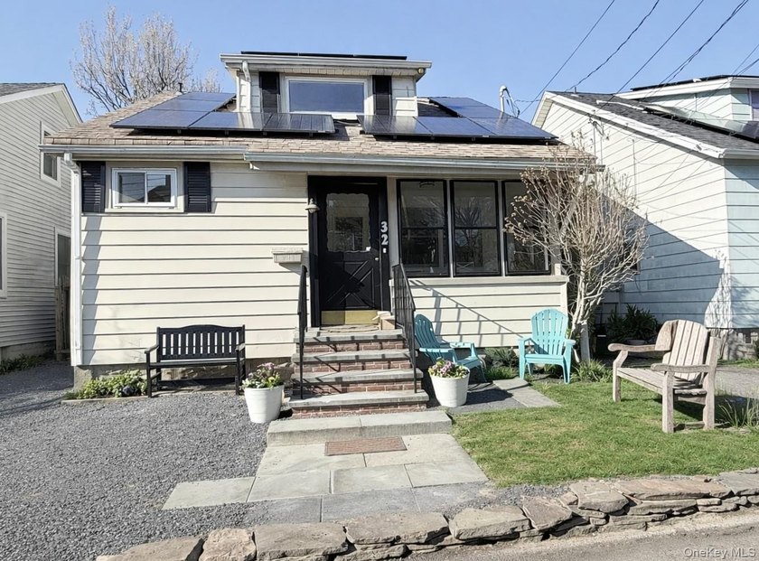 Welcome to your bright and cheerful Sea Cliff home! This - Beach Home for sale in Sea Cliff, New York on Beachhouse.com