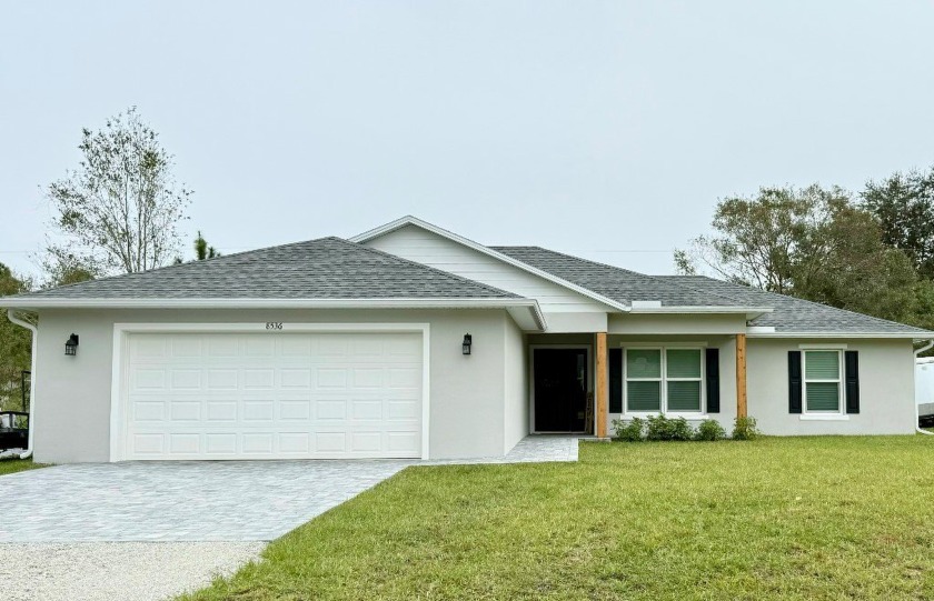 Beautiful custom home by Riverview Construction! Open floor plan - Beach Home for sale in Vero Beach, Florida on Beachhouse.com