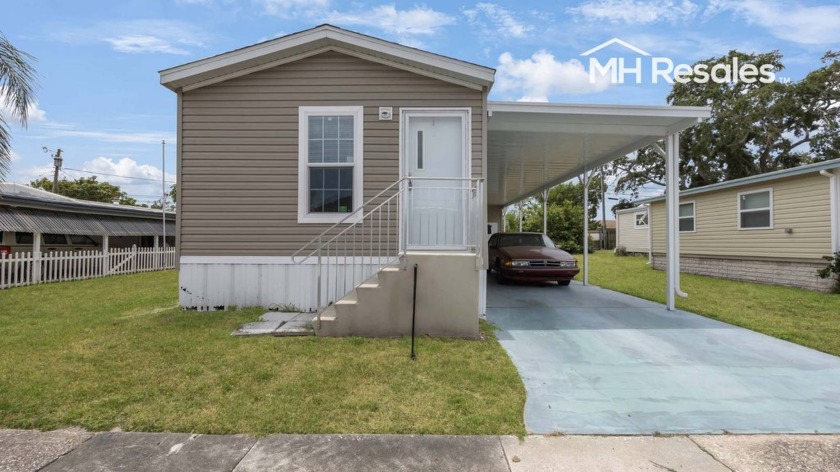 REDUCED. CLICK THE VIRTUAL TOUR LINK FOR A VIDEO WALK THROUGH - - Beach Home for sale in Largo, Florida on Beachhouse.com