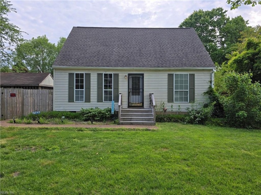 Country living that is close to shopping and amenities - Beach Home for sale in Gloucester, Virginia on Beachhouse.com