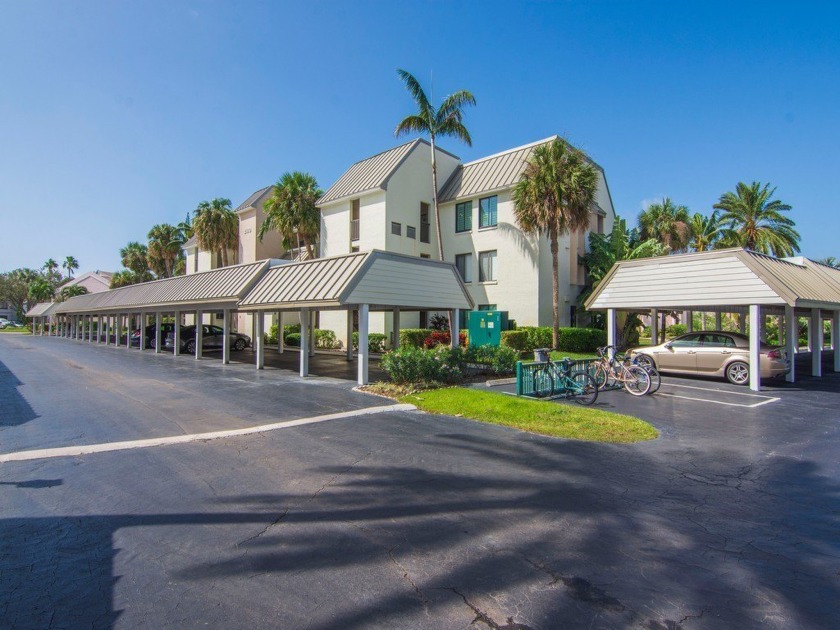 Charming 2-bed, 2-bath updated corner unit condo with tall - Beach Home for sale in Fort Pierce, Florida on Beachhouse.com