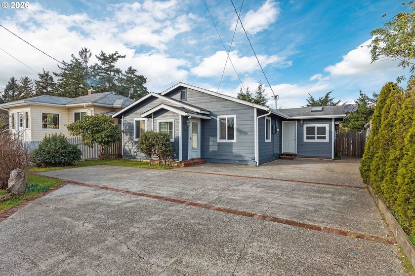 Well-maintained 3-bedroom, 2-bath home featuring brand-new - Beach Home for sale in Coos Bay, Oregon on Beachhouse.com