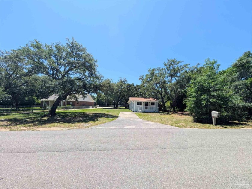 This charming Gulf Breeze cottage offers the perfect blend of - Beach Home for sale in Gulf Breeze, Florida on Beachhouse.com