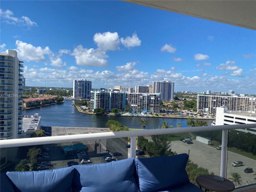 Exceptional Corner unit at the best price, with a SW exposure - Beach Condo for sale in Hollywood, Florida on Beachhouse.com