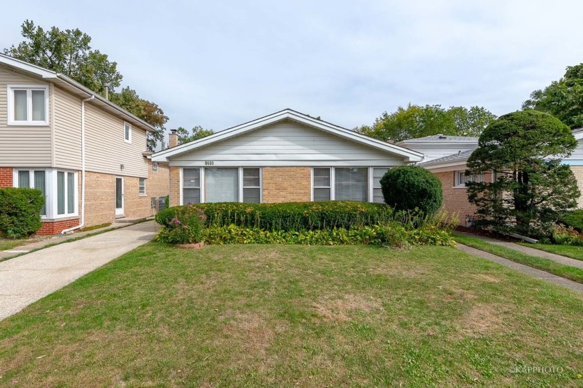 Charming and well-maintained split-level home is move-in ready! - Beach Home for sale in Skokie, Illinois on Beachhouse.com