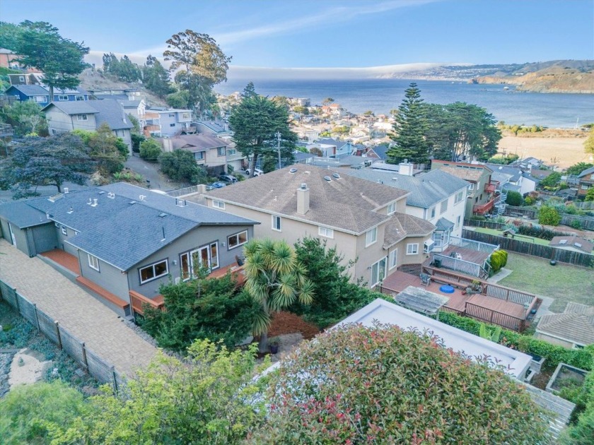 Fabulous Ocean View Pedro Point property designed for - Beach Home for sale in Pacifica, California on Beachhouse.com