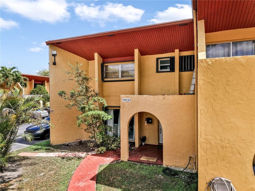 This beautiful two-story corner townhome offers 3 bedrooms and 2 - Beach Townhome/Townhouse for sale in Miami, Florida on Beachhouse.com