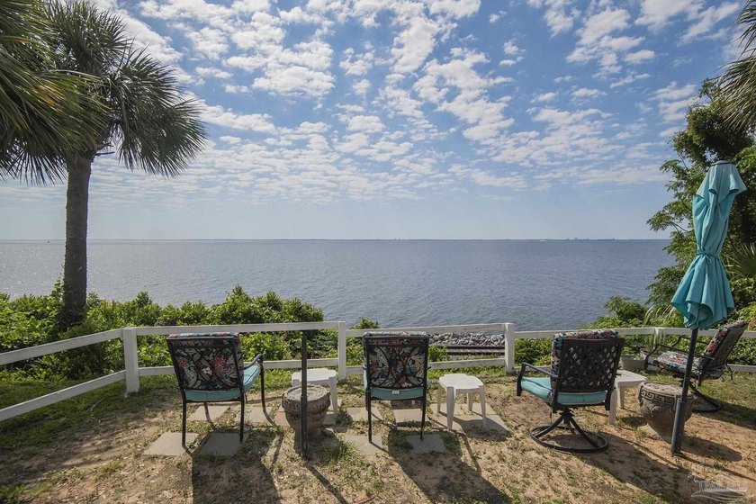 This is a KNOCK OUT unit in a waterfront complex within walking - Beach Condo for sale in Pensacola, Florida on Beachhouse.com