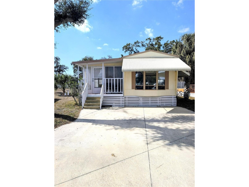 This adorable mobile home is ready for its next owner! The home - Beach Home for sale in Bradenton, Florida on Beachhouse.com