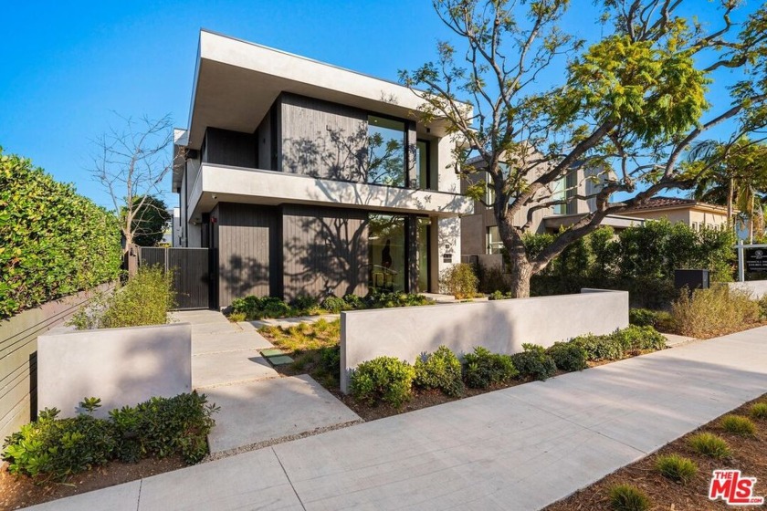 This stunning modern new construction located in prime Venice - Beach Home for sale in Venice, California on Beachhouse.com