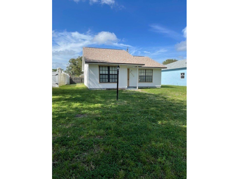 Adorable 2/1- NEW ROOF - tile trough out - Freshly painted - Beach Home for sale in Vero Beach, Florida on Beachhouse.com