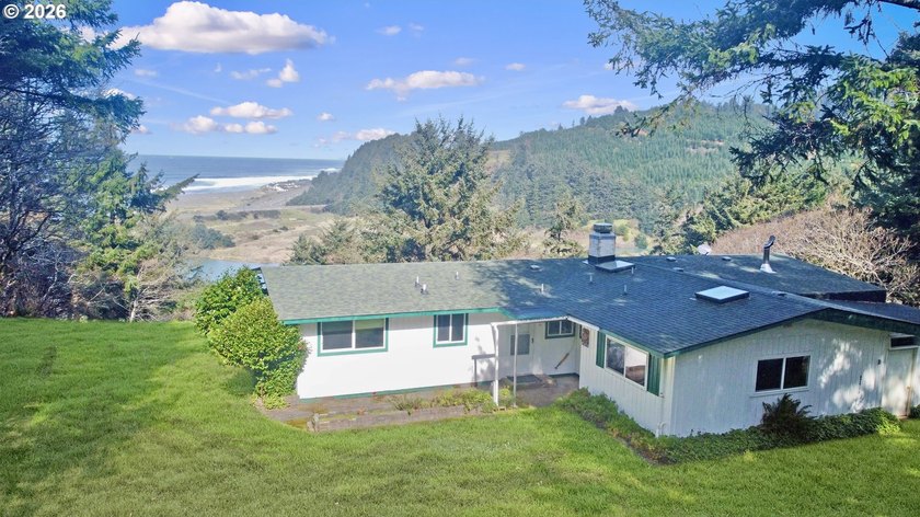 Rare Gold Beach hilltop retreat! This 3.21-acre property - Beach Home for sale in Gold Beach, Oregon on Beachhouse.com