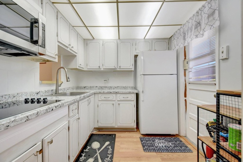 Meticulously maintained and move-in ready, this charming 2 bed - Beach Condo for sale in Boynton Beach, Florida on Beachhouse.com