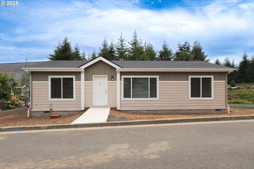 Easy to see & Move in Ready! Be the first to enjoy this pristine - Beach Home for sale in Reedsport, Oregon on Beachhouse.com