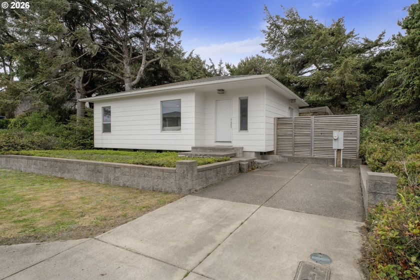 A very desirable beach area setting, this charming cabin offers - Beach Home for sale in Florence, Oregon on Beachhouse.com