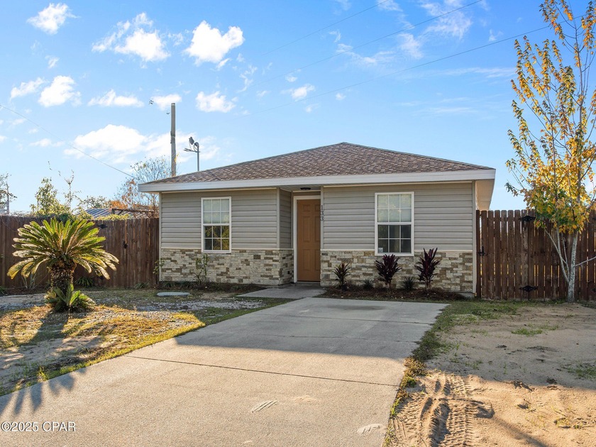 MOVE-IN READY & PRICED TO SELL! This charming split-bedroom home - Beach Home for sale in Panama City, Florida on Beachhouse.com