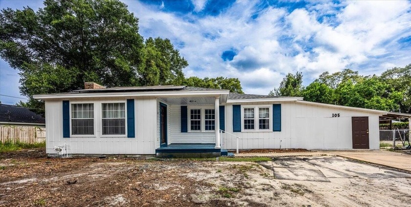 Come see this charming Florida cottage ready to move in. This - Beach Home for sale in Fort Walton Beach, Florida on Beachhouse.com