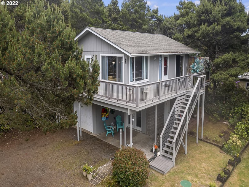 Astounding potential SFR with a studio in the beach area of - Beach Home for sale in Florence, Oregon on Beachhouse.com