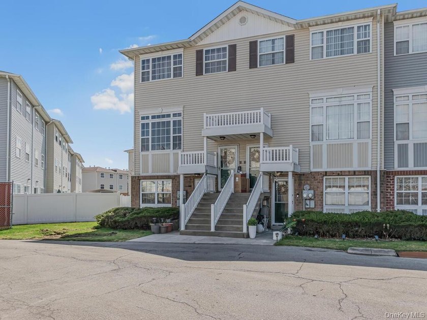 Beautiful MOVE IN READY 3 Bedroom 2 Bath townhouse/condo - Beach Condo for sale in Bronx, New York on Beachhouse.com