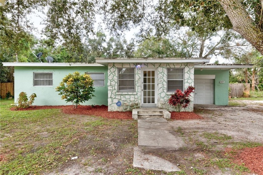 Cozy, well-maintained 3/2/1 CBS home situated on an oversized - Beach Home for sale in Vero Beach, Florida on Beachhouse.com