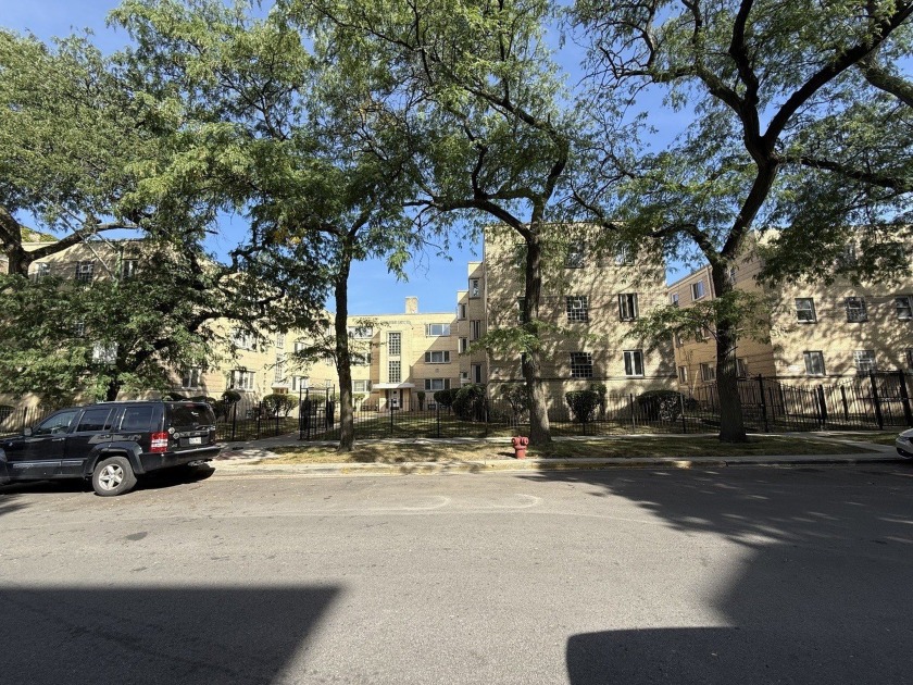 Beautifully updated condo featuring hardwood floors, stainless - Beach Condo for sale in Chicago, Illinois on Beachhouse.com