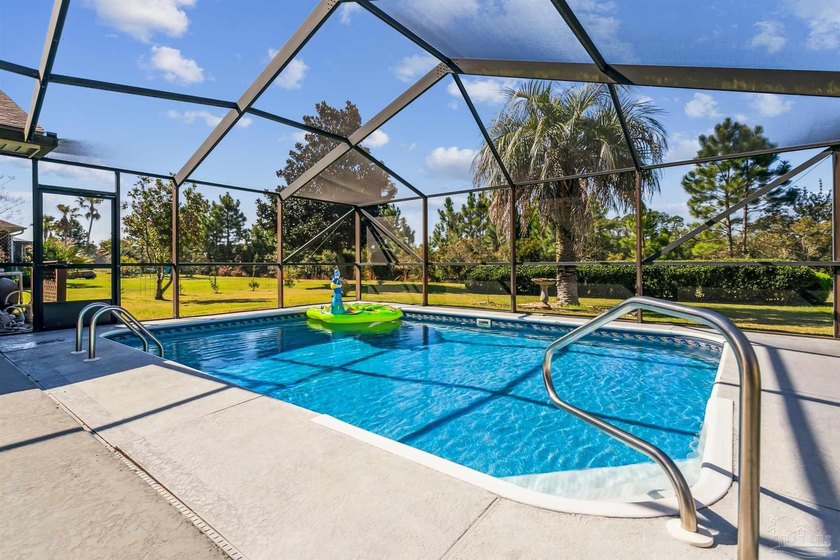 Positioned along the Perdido Bay Golf Course, this 3BR/2BA split - Beach Home for sale in Pensacola, Florida on Beachhouse.com
