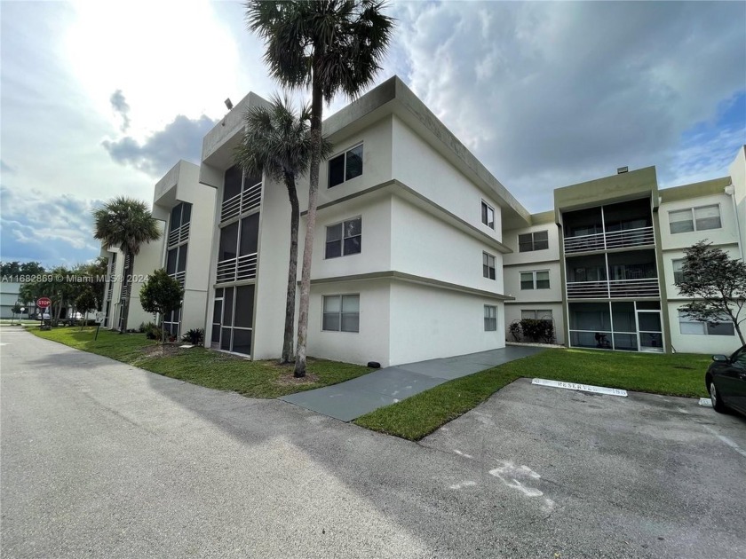 One of the best OPPORTUNITIES in Sunrise. Great opportunity to - Beach Condo for sale in Sunrise, Florida on Beachhouse.com